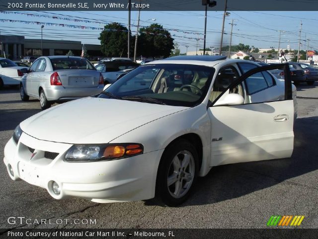2002 Pontiac Bonneville SLE in Ivory White