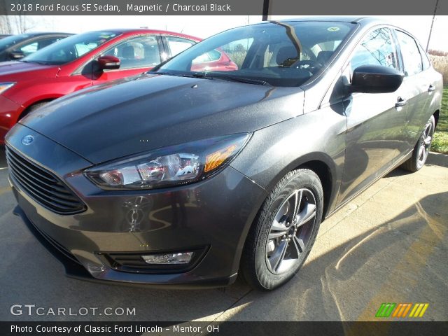 2018 Ford Focus SE Sedan in Magnetic