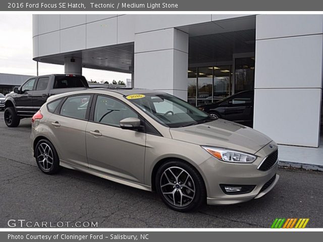 2016 Ford Focus SE Hatch in Tectonic