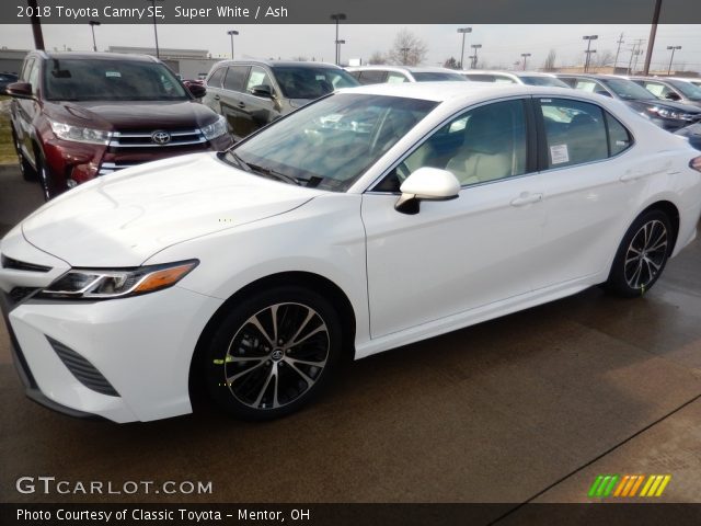 2018 Toyota Camry SE in Super White