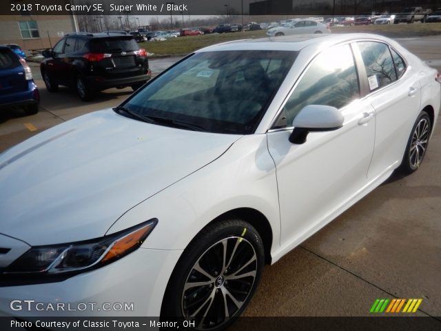 2018 Toyota Camry SE in Super White