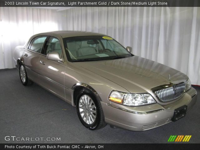 2003 Lincoln Town Car Signature in Light Parchment Gold