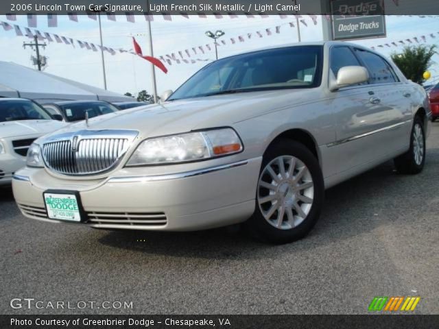 2006 Lincoln Town Car Signature in Light French Silk Metallic