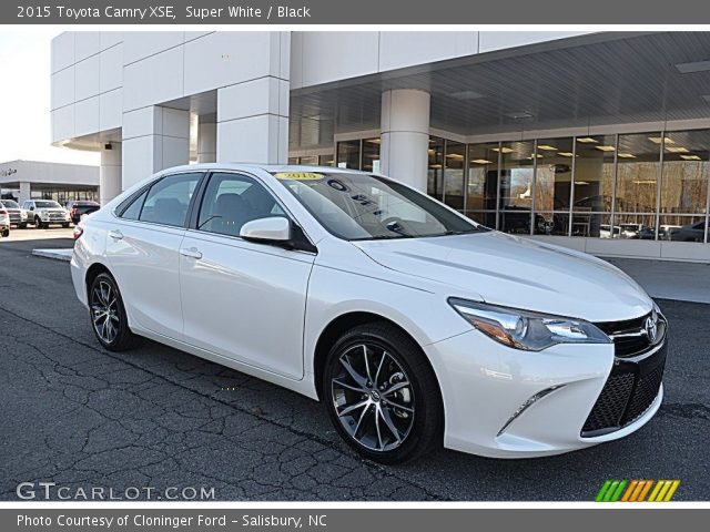 2015 Toyota Camry XSE in Super White