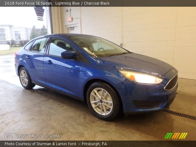 2018 Ford Focus SE Sedan in Lightning Blue