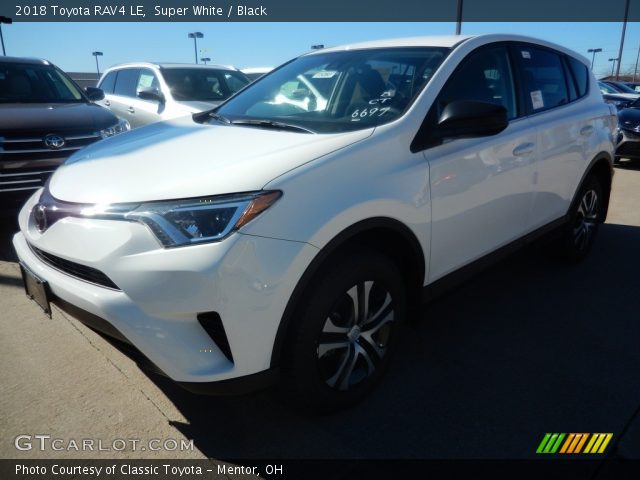 2018 Toyota RAV4 LE in Super White