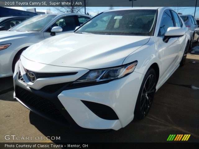 2018 Toyota Camry SE in Super White