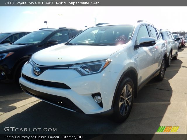 2018 Toyota RAV4 XLE AWD Hybrid in Super White