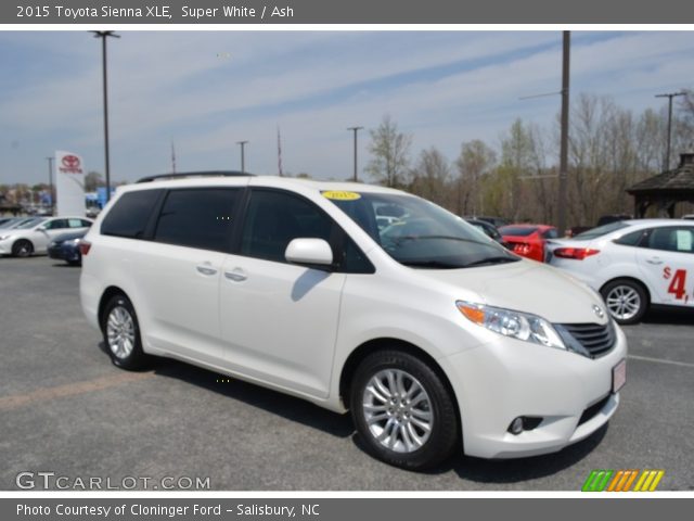 2015 Toyota Sienna XLE in Super White