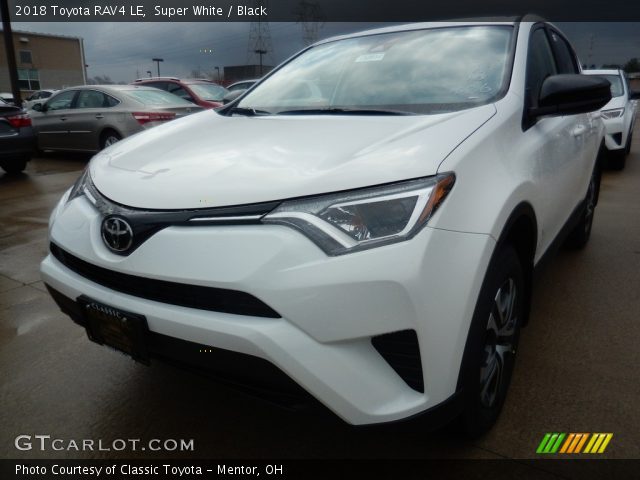 2018 Toyota RAV4 LE in Super White