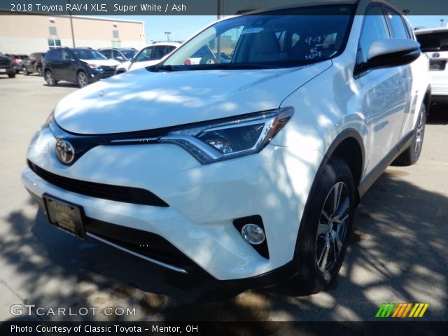 2018 Toyota RAV4 XLE in Super White