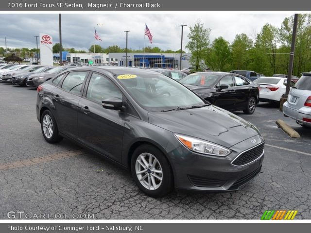 2016 Ford Focus SE Sedan in Magnetic