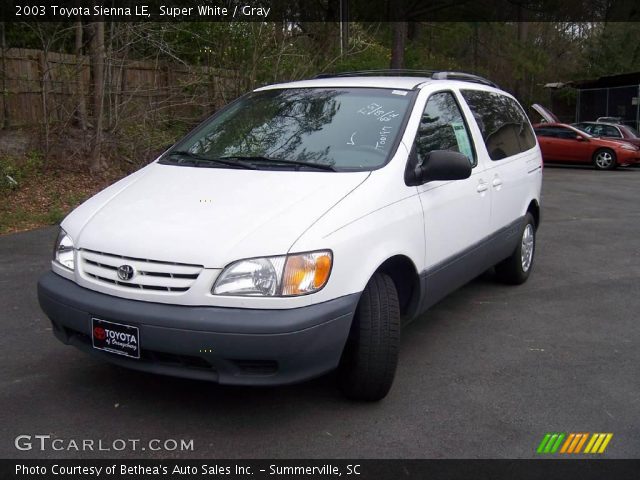 2003 Toyota Sienna LE in Super White