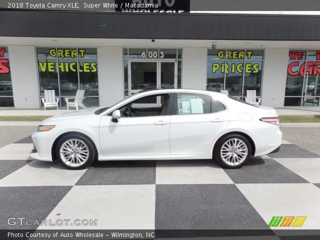 2018 Toyota Camry XLE in Super White