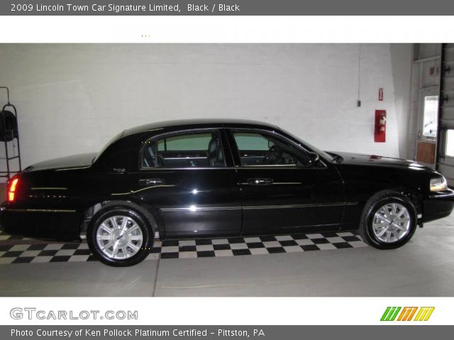 2009 Lincoln Town Car Signature Limited in Black