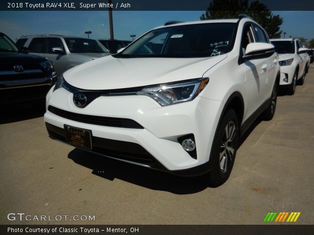 2018 Toyota RAV4 XLE in Super White
