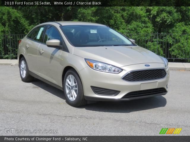 2018 Ford Focus SE Sedan in White Gold