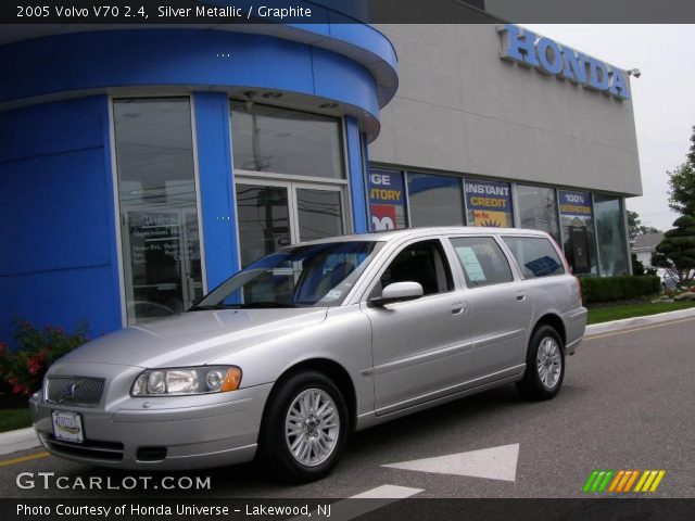 2005 Volvo V70 2.4 in Silver Metallic