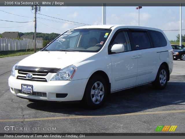 2006 Kia Sedona LX in White