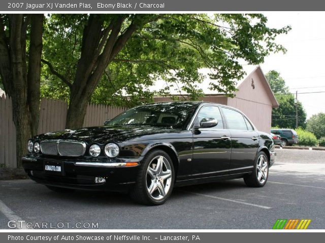 2007 Jaguar XJ Vanden Plas in Ebony Black