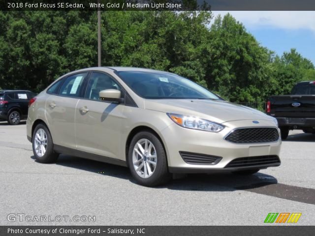 2018 Ford Focus SE Sedan in White Gold