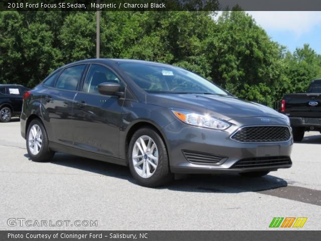 2018 Ford Focus SE Sedan in Magnetic