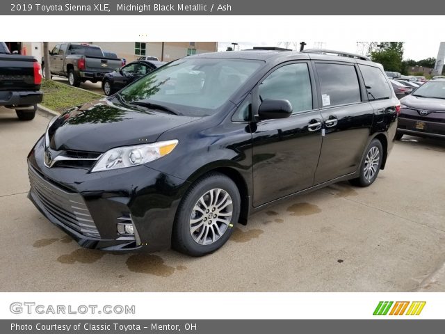 2019 Toyota Sienna XLE in Midnight Black Metallic