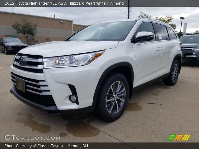 2019 Toyota Highlander XLE AWD in Blizzard Pearl White