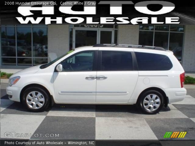 2008 Hyundai Entourage GLS in Cosmic White