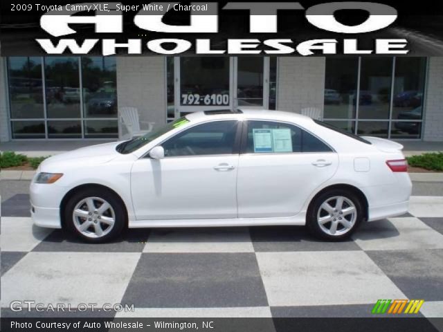 2009 Toyota Camry XLE in Super White