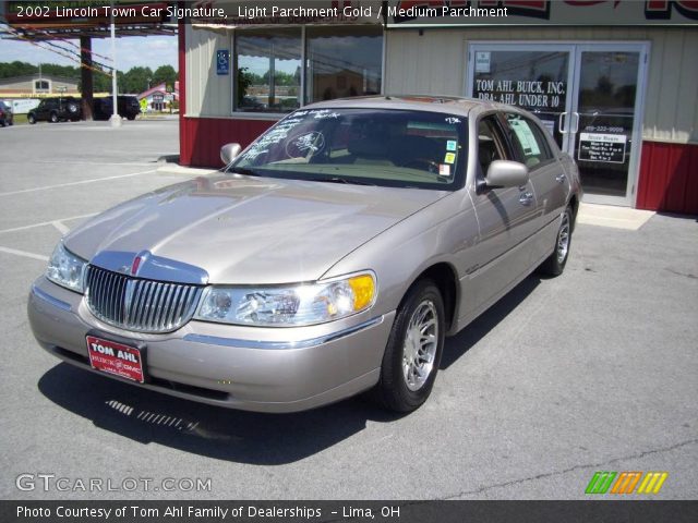 2002 Lincoln Town Car Signature in Light Parchment Gold