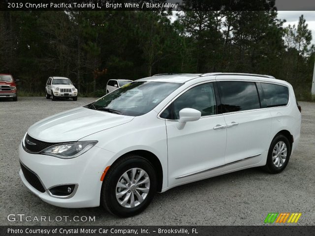 2019 Chrysler Pacifica Touring L in Bright White