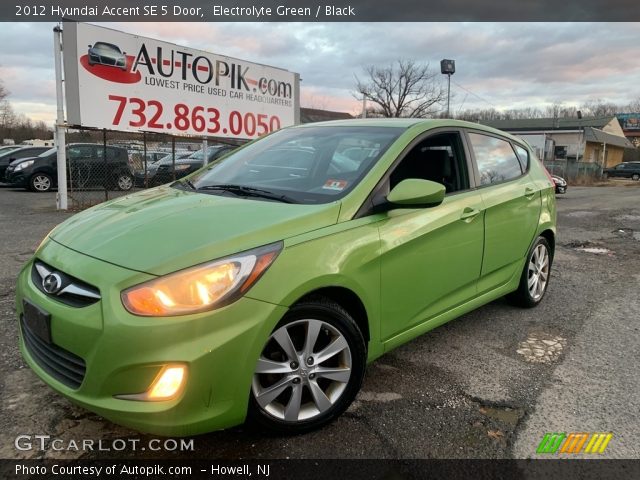 2012 Hyundai Accent SE 5 Door in Electrolyte Green