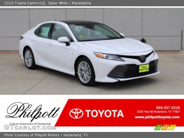 2019 Toyota Camry XLE in Super White