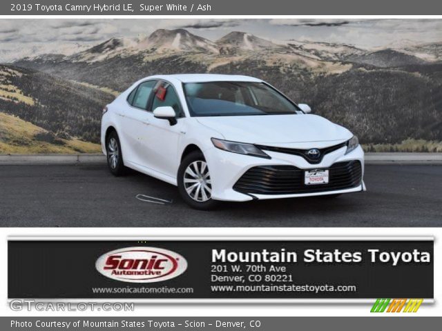 2019 Toyota Camry Hybrid LE in Super White
