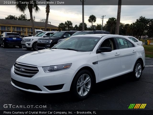 2019 Ford Taurus SE in Oxford White