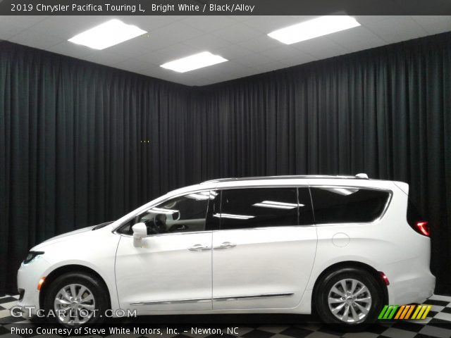 2019 Chrysler Pacifica Touring L in Bright White