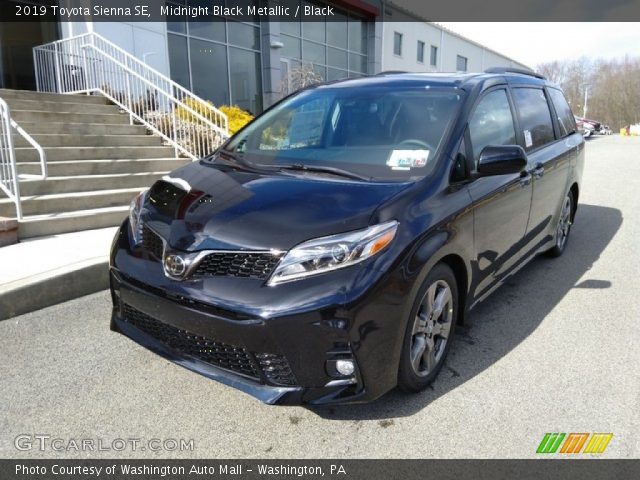 2019 Toyota Sienna SE in Midnight Black Metallic