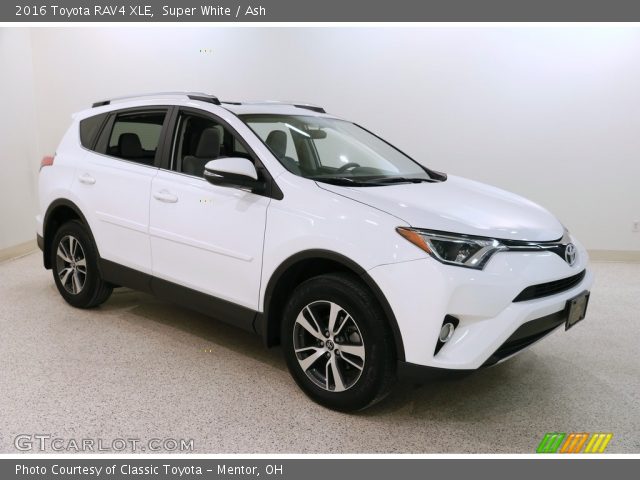 2016 Toyota RAV4 XLE in Super White