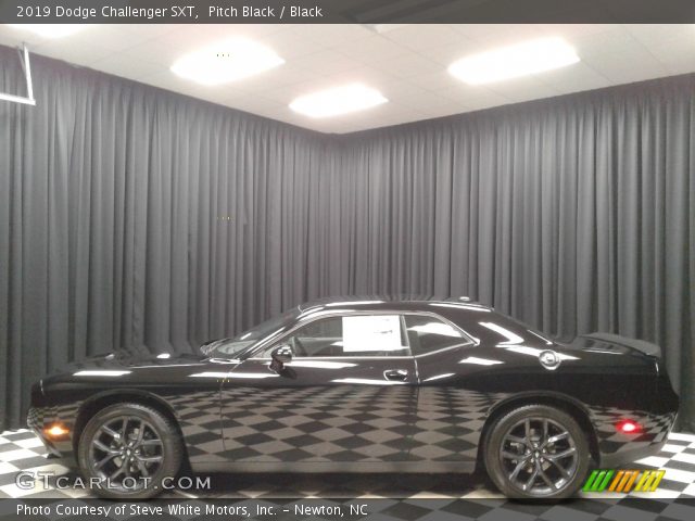 2019 Dodge Challenger SXT in Pitch Black