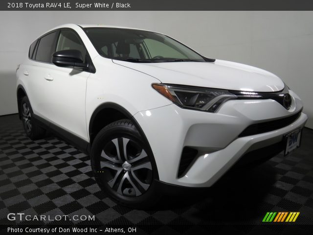 2018 Toyota RAV4 LE in Super White