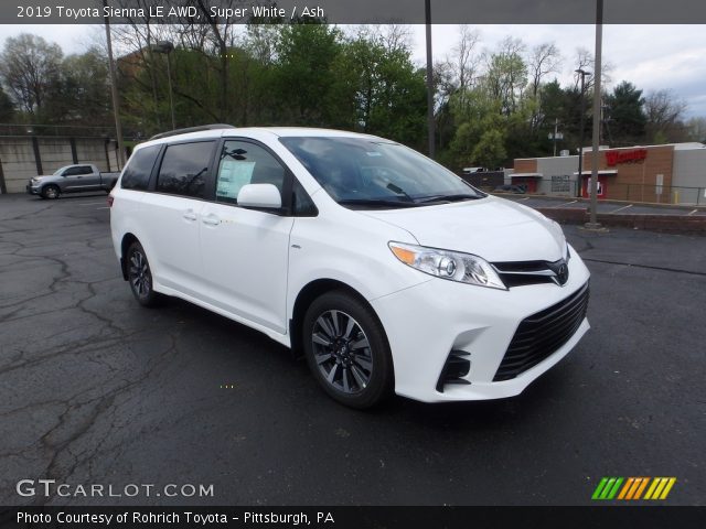 2019 Toyota Sienna LE AWD in Super White