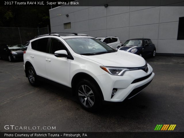 2017 Toyota RAV4 XLE in Super White