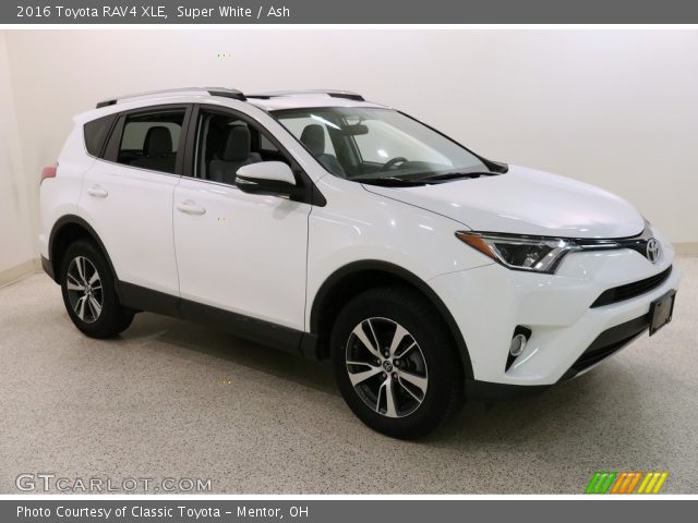 2016 Toyota RAV4 XLE in Super White