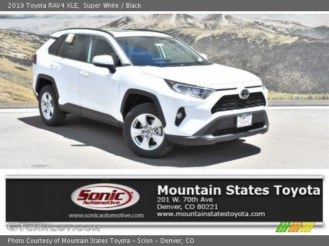 2019 Toyota RAV4 XLE in Super White