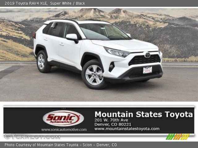 2019 Toyota RAV4 XLE in Super White