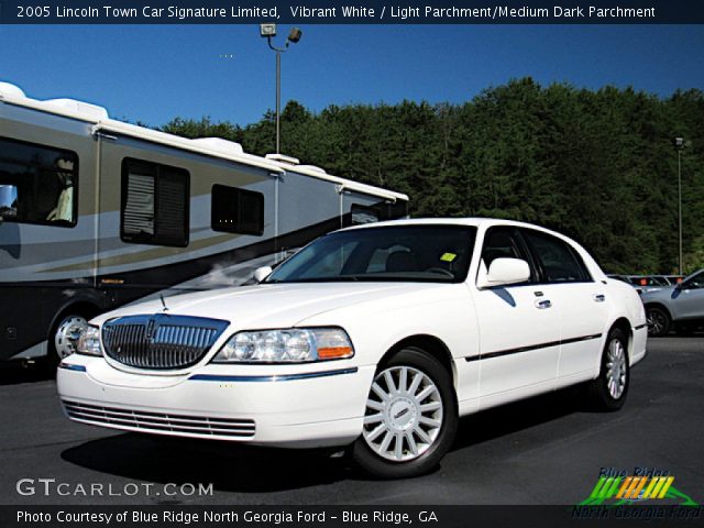 2005 Lincoln Town Car Signature Limited in Vibrant White