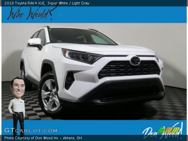 2019 Toyota RAV4 XLE in Super White