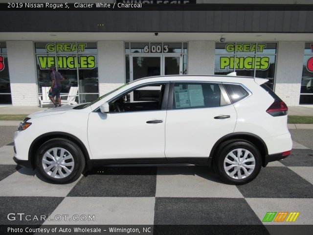 2019 Nissan Rogue S in Glacier White