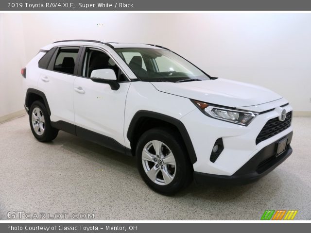 2019 Toyota RAV4 XLE in Super White